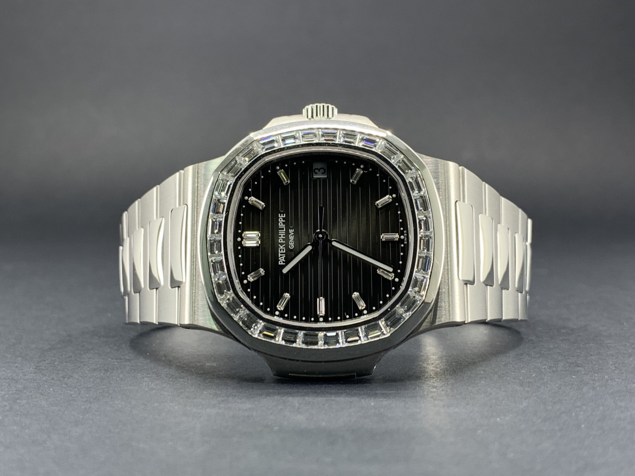 Patek nautilus diamond bezel online